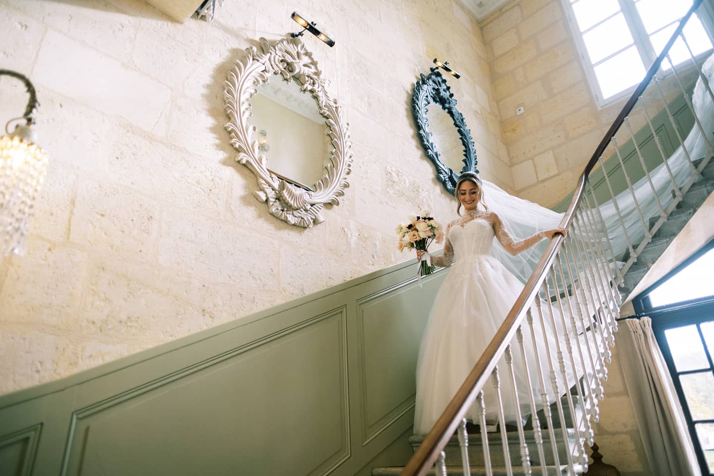 Mariée dans les escaliers du Château de Garde