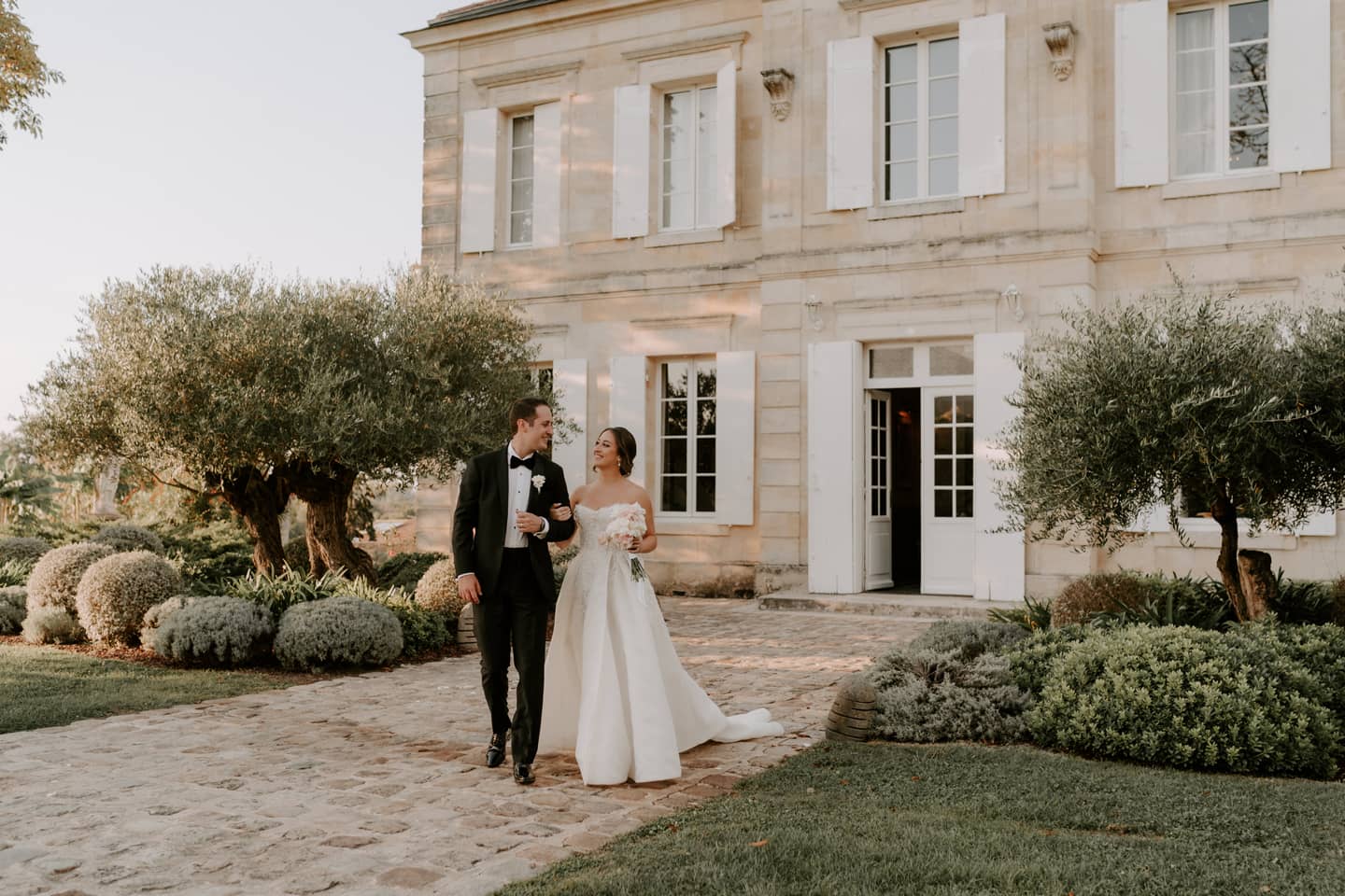 Mariés devant le Château de Garde