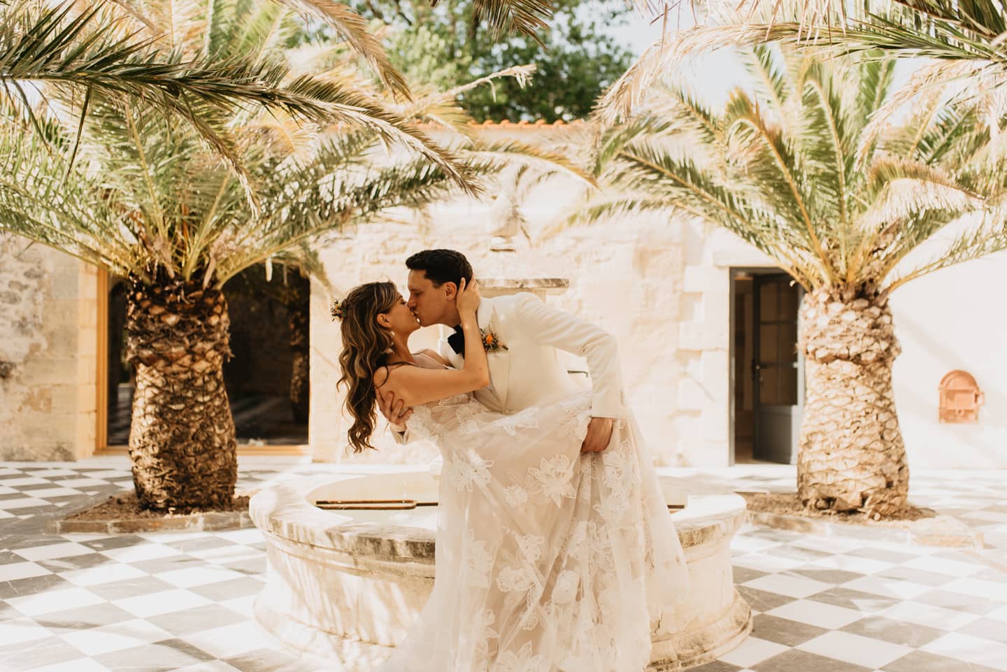 Mariés dans le patio du Château de Garde