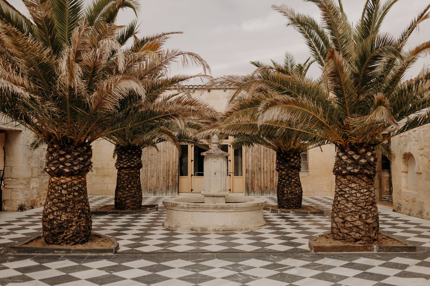 Le patio et ses palmiers, Château de Garde